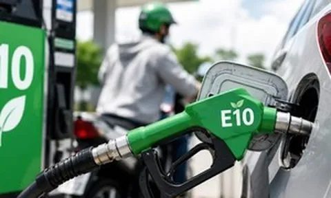 Giá xăng E10 tăng gần 1.300 đồng/lít