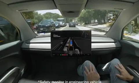 Tesla chính thức đưa mẫu xe không vô lăng, không bàn đạp ra phố