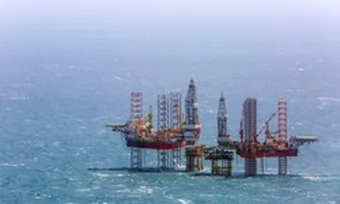 Bên trong cuộc "đại phẫu" siêu giàn khoan 18.000 tấn: Khối thép có thể khoan sâu 9.000 m, chống chịu gió bão cấp 12 được "thay áo" sau 52 ngày
