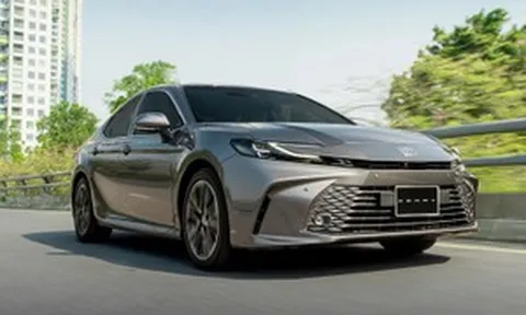 Cuộc chơi đổi chiều ở nhóm sedan cỡ D khi Toyota Camry hybrid nhận ưu đãi hàng trăm triệu, loại bỏ bản thuần xăng