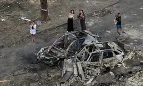Nga - Ukraine tấn công qua lại: Hàng chục tiếng nổ vang lên ở Kiev; Thành phố lớn nhất Crimea mất điện