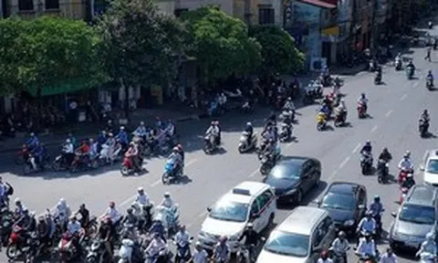 Từ nay, người đi xe máy dừng đèn đỏ tránh nắng kiểu này trên đường sẽ bị phạt ngay 600.000 đồng