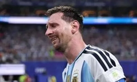 Messi khóc nức nở sau màn lội ngược dòng không tưởng trước Ai Cập