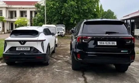 Vô tình chạm mặt 'xe song sinh' mang cùng biển số, chủ xe có động thái kết khiến tài xế xe điện phải trả giá đắt