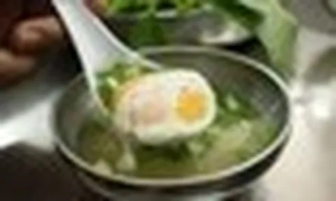 Bé trai 5 tuổi nôn mửa, sốt cao nguy kịch sau khi ăn món trứng bồi bổ từ bà nội