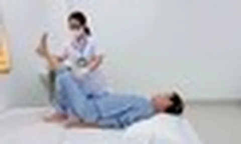 Ngã từ độ cao 3m khi hái xoài, người đàn ông liệt hoàn toàn hai chân