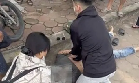 Nam sinh viên y khoa năm 3 ép tim, cấp cứu người bị nạn ngay trên đường