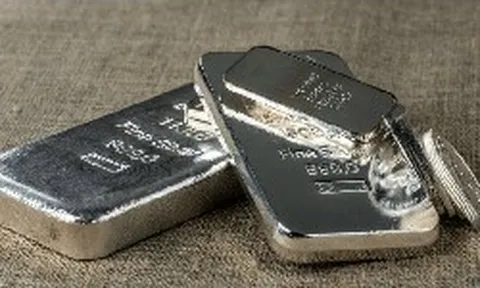 Thế lực nào vừa "xả" gần 44 tấn bạc giữa lúc giá vượt mốc 60 USD/oz?