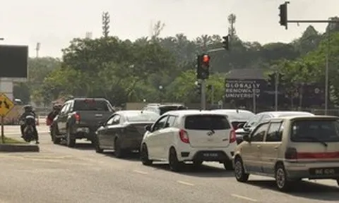 Hành vi dừng đèn đỏ này sẽ bị nộp phạt hoặc chịu án tù 6 tháng tại Malaysia