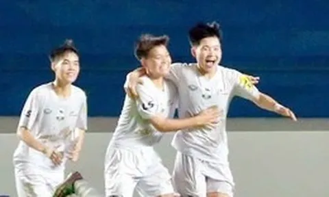 Ba quả phạt đền trong một trận đấu với tỉ số 7-0