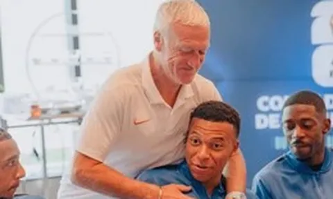 Ai ngồi kế 'ông chủ' Mbappe trên bàn ăn chung tuyển Pháp?