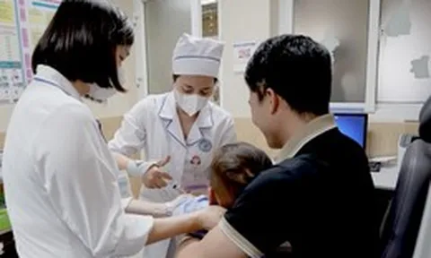 Đùa nghịch, bé trai 6 tuổi bị viên bi sắt bắn qua mắt vào sát nền sọ