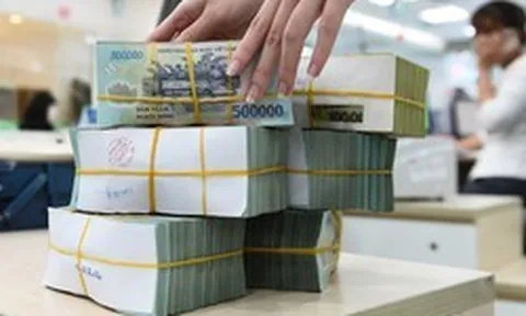 Không phải vàng hay chứng khoán, chuyên gia khuyên ưu tiên gửi tiền ngân hàng lúc này: Lý do phía sau gây bất ngờ
