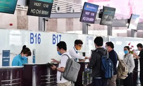 Từ nay, hành khách đi máy bay ở sân bay Nội Bài có thể tự làm điều này để qua cửa an ninh cực nhanh