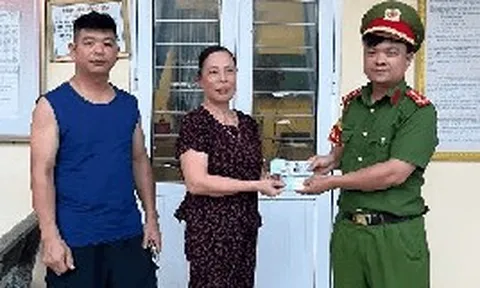 Phát hiện cọc tiền mặt 500k nằm chỏng chơ ở chợ, người phụ nữ lập tức trình báo cơ quan chức năng