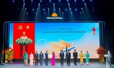 Vietnam Airlines đón nhận Huân chương Lao động hạng Ba và Bằng khen của Thủ tướng Chính phủ