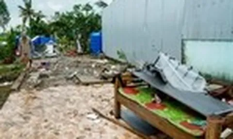 Lốc xoáy cuốn phăng hơn 70 mái nhà, người dân Cà Mau kể phút sinh tử