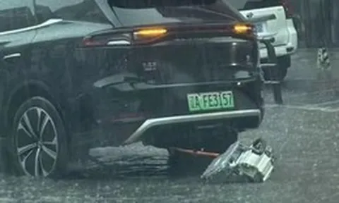 Xe điện Trung Quốc rơi cả cụm mô tơ giữa đường ngập