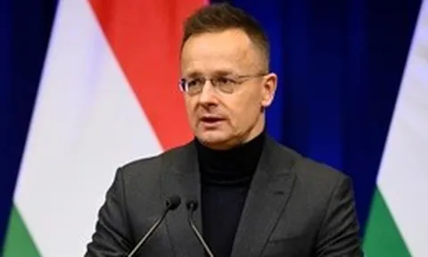 Cựu Ngoại trưởng Hungary bỏ ghế nghị sĩ để đầu quân cho hãng xe điện BYD