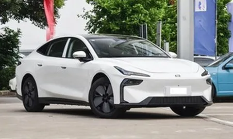 Toyota Camry có mẫu sedan 'chung mâm' giá chỉ 406 triệu với 2 biến thể EV và EREV, thiết kế hiện đại, nội thất lấy người lái làm trung tâm