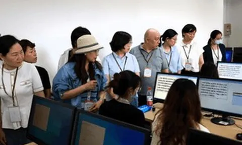 Thực hiện chấm thi Ngữ văn dưới sự giám sát của công nghệ, thí sinh và phụ huynh được 'mở cửa' vào tận nơi quan sát tại Trung Quốc
