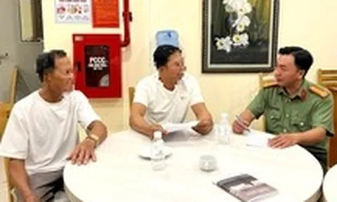 2 du khách bẻ san hô ở biển Hòn Chồng bị phạt 25 triệu đồng/người