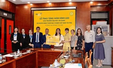 PVcomBank trao tặng gói tài trợ hơn 280 triệu đồng, đồng hành cùng Trường Đại học An Giang thúc đẩy chuyển đổi số