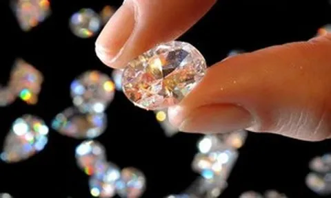 Một doanh nghiệp kim cương khẩn xin khách hàng cho ‘cơ hội được duy trì cửa hàng, đừng bán lúc này’