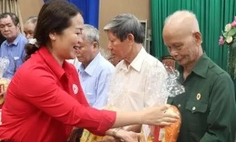 502 phần quà tri ân người có công với cách mạng