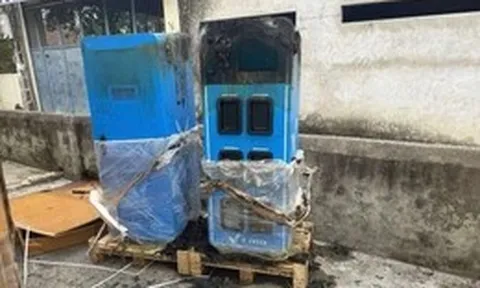 Say xỉn, người đàn ông châm lửa đốt tủ đổi pin xe điện ở Hà Nội