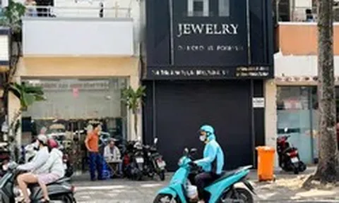Hàng loạt cửa hàng kim cương đóng cửa: Bỏ ngỏ quyền lợi khách hàng