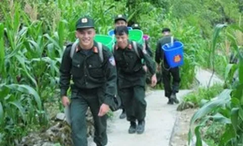 Cảnh sát cơ động cùng người dân mở 'con đường đoàn kết' lên các cột mốc biên giới