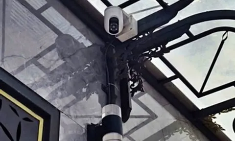 Lắp camera chăm mẹ, con gái phát hiện bà rút phích cắm, nói lời đau lòng