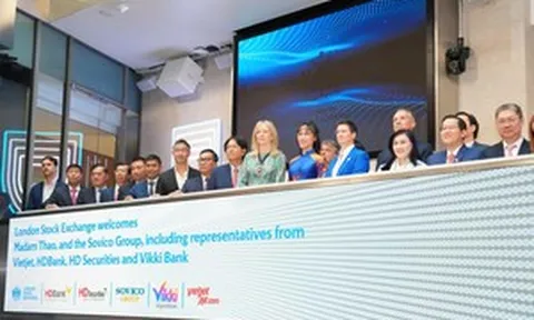 Tiến sĩ Nguyễn Thị Phương Thảo bấm nút khai phiên Sàn giao dịch Chứng khoán Luân Đôn cùng Thị trưởng Khu tài chính Luân Đôn và Tổng giám đốc LSE