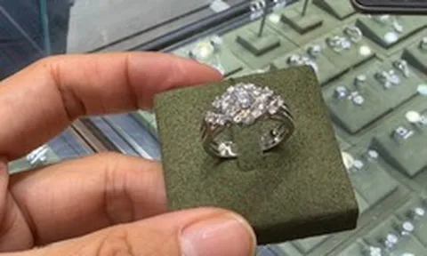Ai chịu tác động mạnh nhất sau cú sốc buôn lậu kim cương?