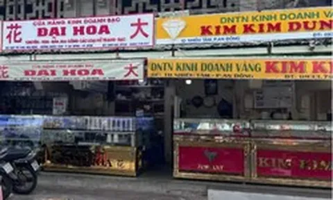 Cảnh khác lạ khi giá vàng giảm không ngừng
