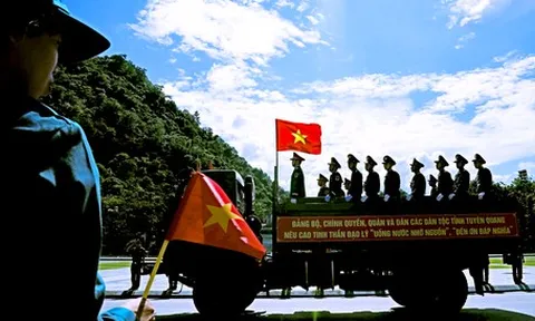 Dòng người tiễn đưa 34 liệt sĩ về Nghĩa trang liệt sĩ quốc gia Vị Xuyên