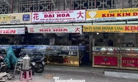 Người dân xếp hàng bán vàng, chịu lỗ cả chục triệu đồng/lượng: Khi nào kết thúc?