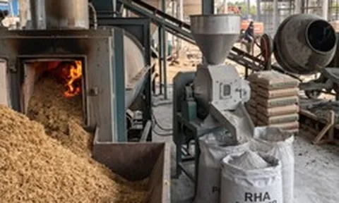 Phát minh vật liệu mới làm rung chuyển ngành xây dựng: Biến vỏ trấu thành xi măng, giảm phát thải lượng lớn khí CO₂