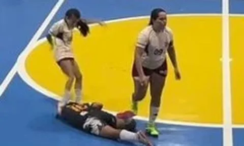 Video gây sốc ở giải futsal Brazil, nữ cầu thủ liên tiếp sút vào đầu đối thủ 'rất dã man'
