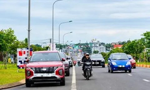 Làn xe máy thành 'bãi đỗ' ôtô trên đại lộ ngàn tỉ