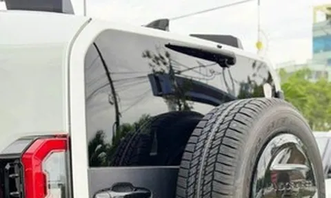 SUV 'em út' nhà Land Cruiser lộ diện tại Việt Nam, giá dự kiến khoảng 1,2 tỷ đồng