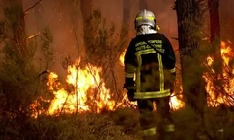 Lần đầu tiên Pháp ghi nhận cháy rừng tạo ra 'mây lửa', sét đánh