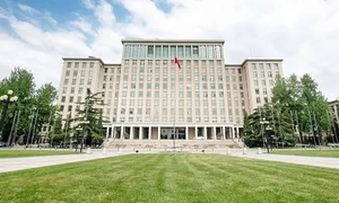 Bị người lạ nói một câu như 'dao cứa', chàng bảo vệ thi lại 8 năm để đỗ vào đại học danh giá