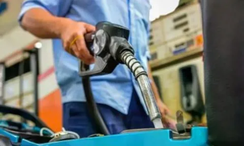 Giá xăng dầu đồng loạt tăng mạnh