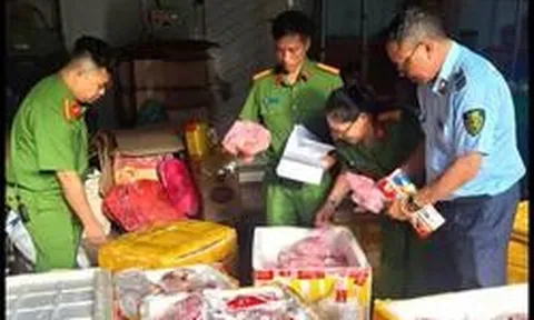 Đột kích 2 kho thực phẩm, phát hiện gần 1 tấn thịt heo, đùi gà không rõ nguồn gốc đang bốc mùi nồng nặc