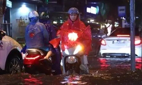 TP.HCM mưa lớn kéo dài, nhiều đường ngập nặng