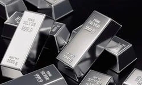 Một thế lực bất ngờ "gom" gần 90 tấn bạc trong một ngày