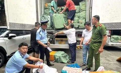 Bắt quả tang gần 17 tấn thực phẩm đông lạnh không rõ nguồn gốc tại bến xe