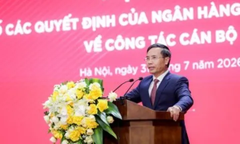 Thống đốc NHNN Phạm Đức Ấn trực tiếp trao một quyết định quan trọng tại sự kiện của Agribank